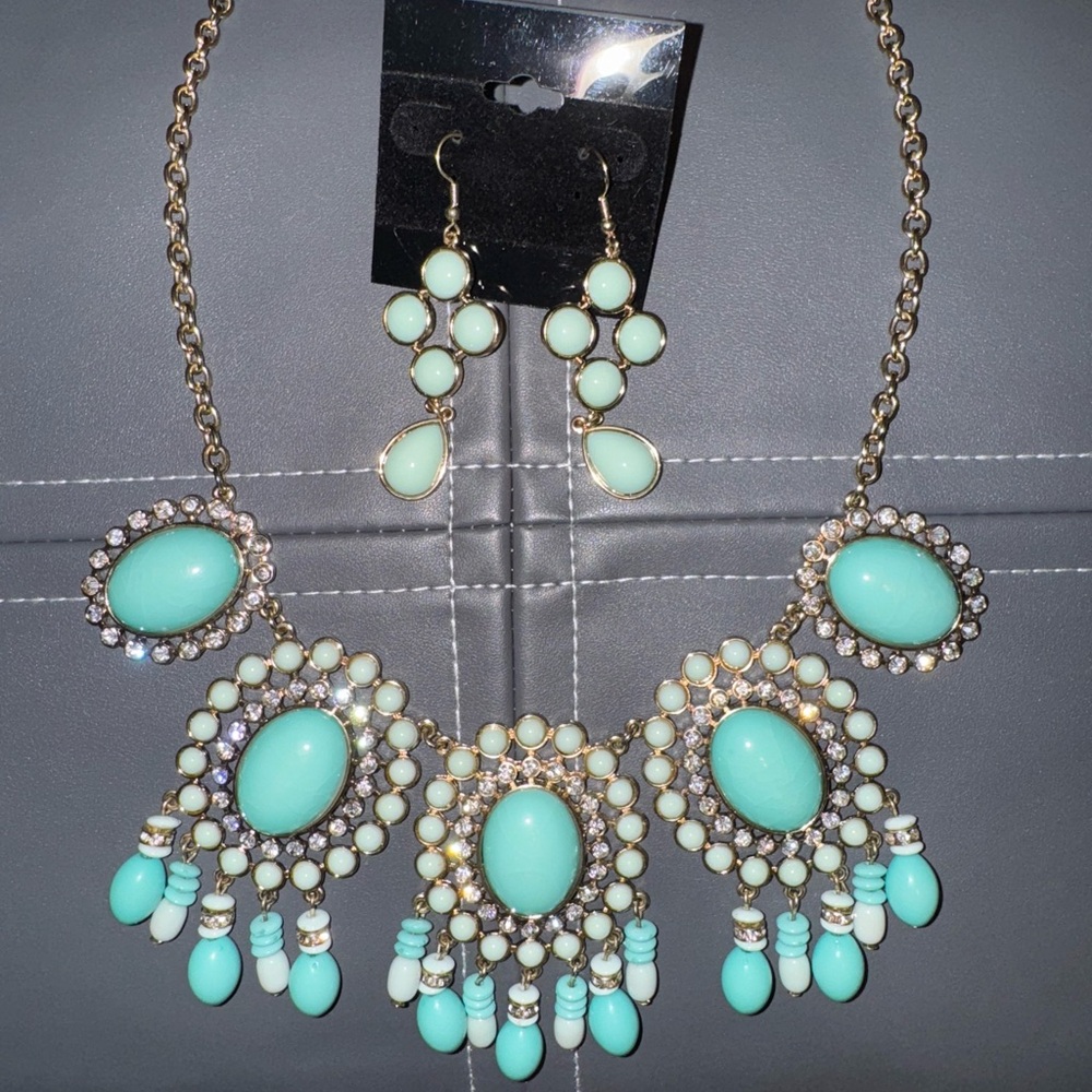 Chic Turquoise and Gold Necklace Set